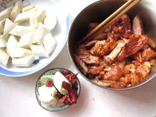3、重庆鸡公煲,山药去皮,洋葱切丁,各种材料备用。