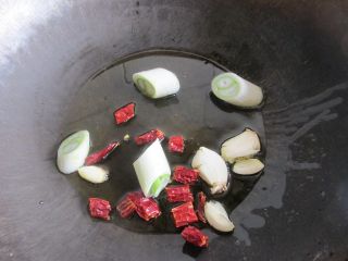 5、重庆鸡公煲,这时候调要小火操作。