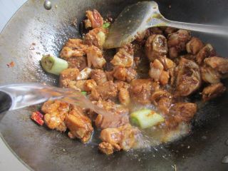 8、重庆鸡公煲,倒入开水。