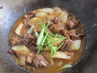 9、重庆鸡公煲,鸡快熟时加入山药块小火慢烧20分钟,汤汁收的差不多时放上几根小香芹。