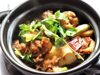 10、重庆鸡公煲,倒入沙煲再小火焖5分钟,顶上放香菜即可。