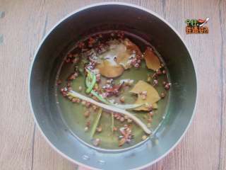 3、灯影牛肉丝,开火热锅，加入较多的油（比炒菜多比炸东西少），油微热后加入花椒、麻椒，葱姜炸出香味后关火将香料捞出