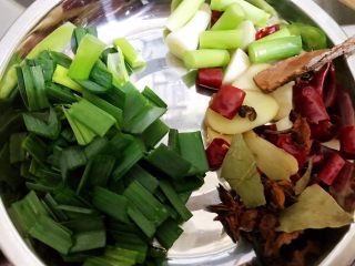 1、魔芋啤酒鸭,姜蒜切片，蒜苗切段，干辣椒干花椒八角桂皮香叶准备好