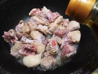 3、魔芋啤酒鸭,加入料酒，翻炒出肥油