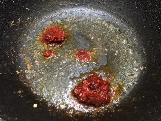 5、魔芋啤酒鸭,加入郫县豆瓣酱和糖炒出红油来