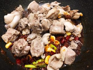 7、魔芋啤酒鸭,加入鸭肉翻炒几分钟