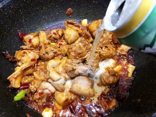 9、魔芋啤酒鸭,倒入一罐啤酒