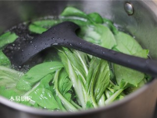 5、青菜炒火腿,烧一锅开水，水中加少量食盐和食油，下入小油菜汆烫10秒。然后迅速捞出来过两遍冷水。