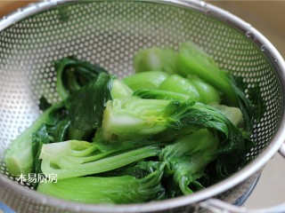 6、青菜炒火腿,沥去水分，备用。