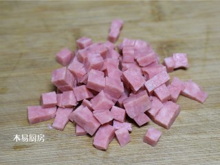 9、青菜炒火腿,切成0.6厘米的小丁。大蒜切末，备用。