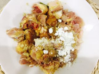 1、当红辣子鸡,将鸡切成小块用水洗干净放盐、料酒、胡椒粉、少许生粉拌匀