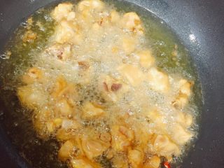 2、当红辣子鸡,热锅热油，油温完全升高放入鸡腿在锅中炸。