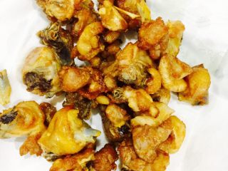 3、当红辣子鸡,外表变变色后捞起待用，稍微放凉