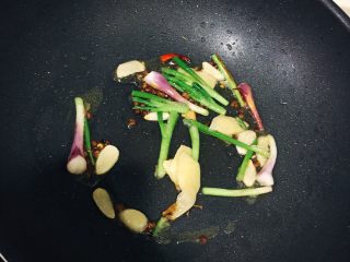 5、当红辣子鸡,干辣椒和葱切成3厘米长的段,，姜蒜切片，葱切小段。锅里烧油至7成热,，倒入葱姜蒜、花椒炒出香味。