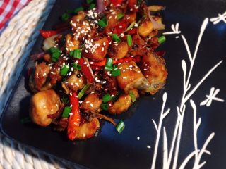 8、当红辣子鸡,撒上葱花即可