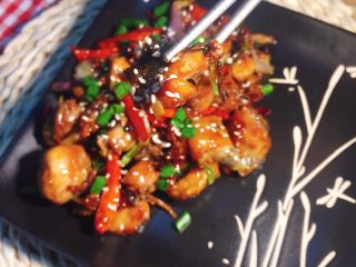 9、当红辣子鸡,辣椒和花椒可以随自己的口味添加，不过为了原汁原味的体现这道菜的特色，做好的成品最好是辣椒能全部把鸡盖住，正宗的辣子鸡是辣椒比鸡肉多哦，这个辣椒并没放很多~嗯…因为穷。