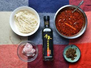 1、成都担担面#面条变身计划#,准备好各种原料