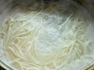 2、成都担担面#面条变身计划#,把面条煮熟，要注意水开火旺，面条才清爽不会黏