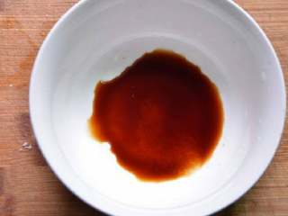 3、成都担担面#面条变身计划#,取一只小碗，淋入一勺酱油，加一点盐，一点白糖