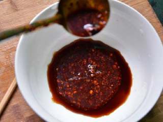 4、成都担担面#面条变身计划#,再舀入一勺红油。