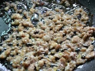 5、成都担担面#面条变身计划#,锅里放入菜籽油，导入肉末炒散，要炒得久一点，把肉的水分炒干，炒香。