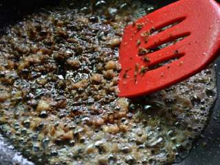 6、成都担担面#面条变身计划#,肉臊差不多炒干之后，放入芽菜和酱油继续翻炒。