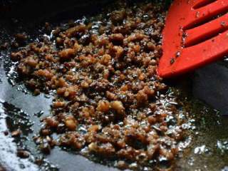 7、成都担担面#面条变身计划#,肉臊炒到干香上色就可以了。