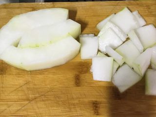 2、素食者的福音～干炒冬瓜,挖去中间的种子，切片。