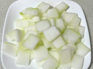 3、素食者的福音～干炒冬瓜,都切好了备用。