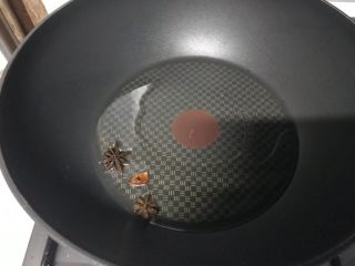 4、素食者的福音～干炒冬瓜,热油，丢两朵八角进去，炸一会儿。