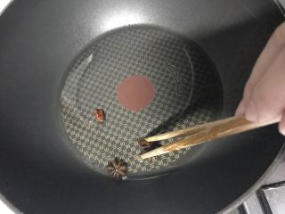 5、素食者的福音～干炒冬瓜,用筷子将炸过的八角夹出，丢掉。