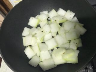8、素食者的福音～干炒冬瓜,马上倒入准备好的冬瓜片。