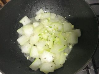 11、素食者的福音～干炒冬瓜,稍微翻炒，翻匀就可以了。