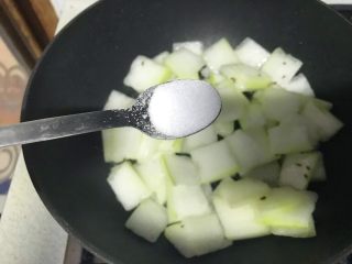9、素食者的福音～干炒冬瓜,翻炒一下，加入不到一小匙盐。