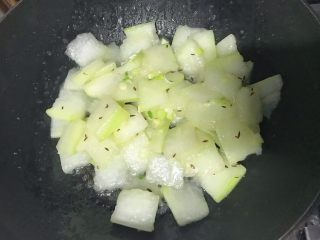 12、素食者的福音～干炒冬瓜,撒入葱花翻匀，看看冬瓜片由白色装成浅绿色立即出锅。