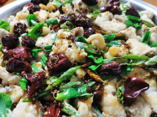 1、美味的水煮鱼,鱼片加盐,味精,少许的香油!腌制10分钟(这时间可以洗菜,切菜)……鱼片然后加蛋清跟生粉抓好放旁边……起2个锅!锅一:把锅烧热,倒油,把鱼头跟鱼骨头丢下去翻炒!然后,加热开水!!………锅二:就是烫菜用的!!烧个开水里面加店盐巴跟食用油,然后分开烫…先把玉米丢下去煮熟,再煮娃娃菜!