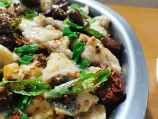 2、美味的水煮鱼,那个鱼汤味道,要等烫煮好鱼片再调味道!因为鱼片我们提前腌制好!