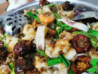 3、美味的水煮鱼,青菜烫熟后,装盘!!这时候,把鱼片丢入锅一烫熟(约3分钟)!装盘