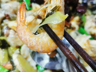 4、美味的水煮鱼,把锅二洗干净!然后,锅烧热!倒一碗的油(吃饭的碗),把准备好的辣椒下去炸…然后,淋上去!(对了,淋之前!倒点蒸鱼豉油酱油在烫好的鱼片上面)