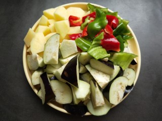 3、鱼香地三鲜,茄子,土豆切滚刀,辣椒切块。