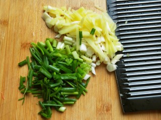 4、鱼香地三鲜,生姜切丝,大蒜切丁,香葱切段。