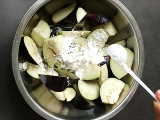 5、鱼香地三鲜,茄子放两勺淀粉,抓拌均匀。