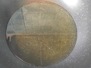 14、鱼香地三鲜,锅内放油,烧至三成热。