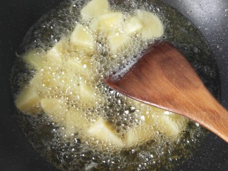 15、鱼香地三鲜,放入土豆,小火慢炸。