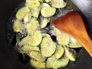 17、鱼香地三鲜,放入茄子,大火炸软捞出。