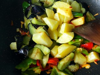 21、鱼香地三鲜,倒入土豆茄子翻炒。