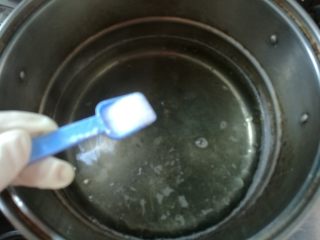 5、凉拌什锦菠菜,锅内坐水烧开，放入1勺盐，1勺食用油。