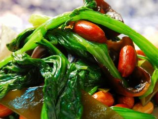 16、凉拌什锦菠菜,成品。