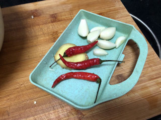 2、青椒炒腐竹➕岂有黄鹂历翠微,蒜剥皮，姜与小米辣洗净