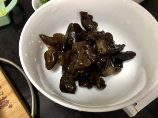 5、青椒炒腐竹➕岂有黄鹂历翠微,泡发好的木耳在流动水下搓洗干净